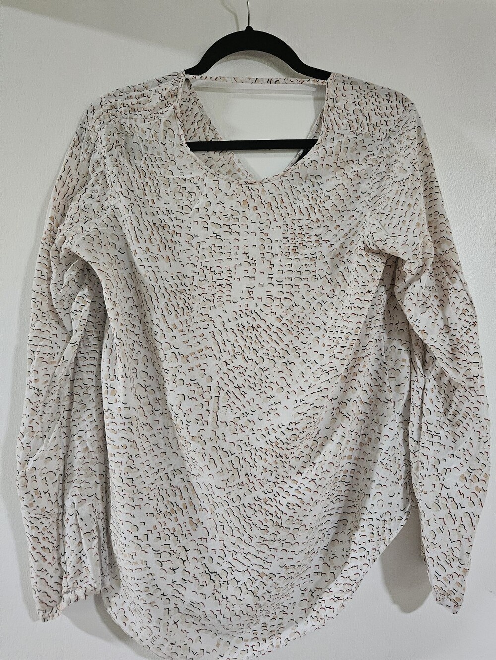 White House Black Market Cream 100% Silk Blouse with Abstract Pattern